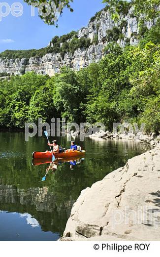 DESCENTE EN CANOE,  GORGES DU CHASSEZAC, COMMUNE BERRIAS ET CASTELJAU,  BAS-VIVARAIS, ARDECHE. (07F00625.jpg)