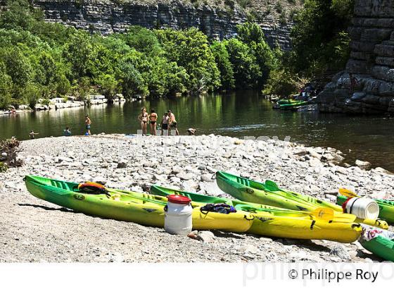 DESCENTE EN CANOE  DES  GORGES DU CHASSEZAC,  COMMUNE LES VANS, BAS-VIVARAIS, ARDECHE. (07F00729.jpg)