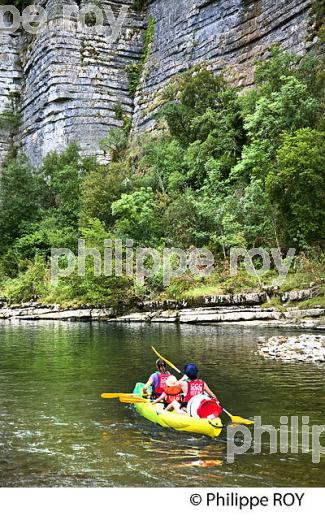 DESCENTE EN CANOE,  GORGES DU CHASSEZAC, COMMUNE LES VANS,  BAS-VIVARAIS, ARDECHE. (07F00823.jpg)