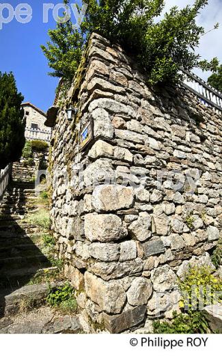 VILLAGE DE LOUBARESSE,  VALLEE DE LA BEAUME, MASSIF DU TANARGUE,   BAS-VIVARAIS, ARDECHE. (07F01418.jpg)