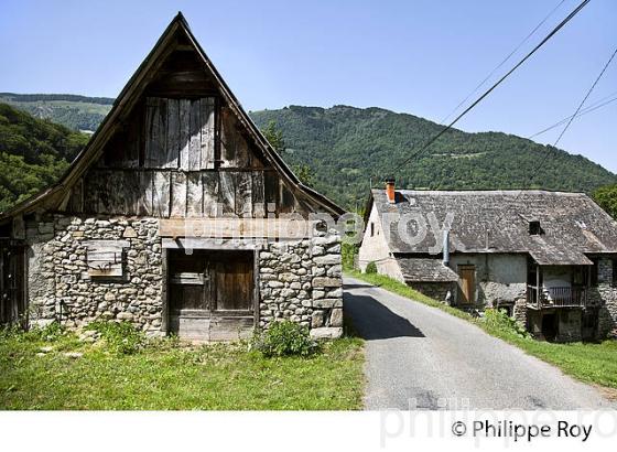 MAISON TRADITIONNELLE, RESERVE NATURELLE,  MASSIF DU VALIER,  COUSERANS, ARIEGE. (09F00328.jpg)