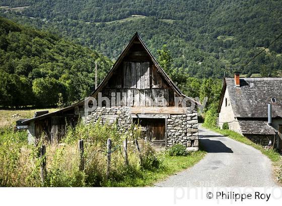 MAISON TRADITIONNELLE, RESERVE NATURELLE,  MASSIF DU VALIER,  COUSERANS, ARIEGE. (09F00329.jpg)