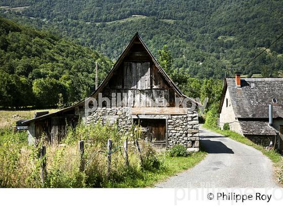 MAISON TRADITIONNELLE, RESERVE NATURELLE,  MASSIF DU VALIER,  COUSERANS, ARIEGE. (09F00329.jpg)