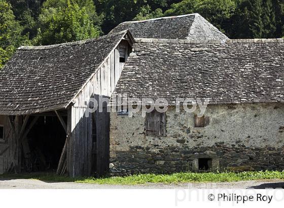 MAISON TRADITIONNELLE, VILLAGE DE SENTEIN, VALLEE DU BIROS,  MASSIF DU VALIER,  COUSERANS, ARIEGE. (09F00333.jpg)