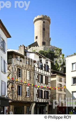 MAISON A COLOMBAGES, ET CHATEAU DE FOIX, PLACE PARMENTIER,  VILLE DE FOIX, ARIEGE. (09F00830.jpg)