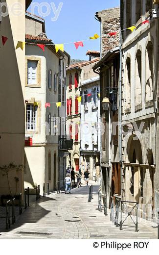 LA RUE DES CHAPELIERS,  VILLE DE FOIX, ARIEGE. (09F00905.jpg)