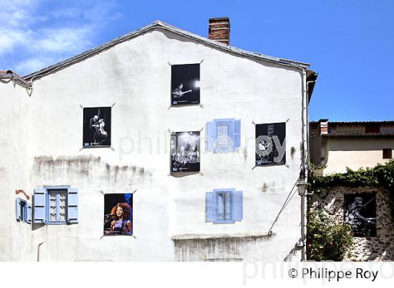 EXPOSITION PHOTO SUR FACADE D' IMMEUBLE, PLACE VIOLET,  VILLE DE FOIX, ARIEGE. (09F00908.jpg)