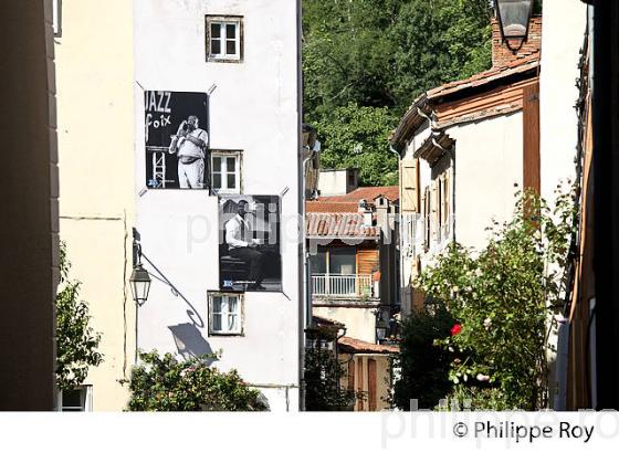 EXPOSITION PHOTO SUR FACADE D' IMMEUBLE, RUE DE L'HORLOGE,  VILLE DE FOIX, ARIEGE. (09F00910.jpg)