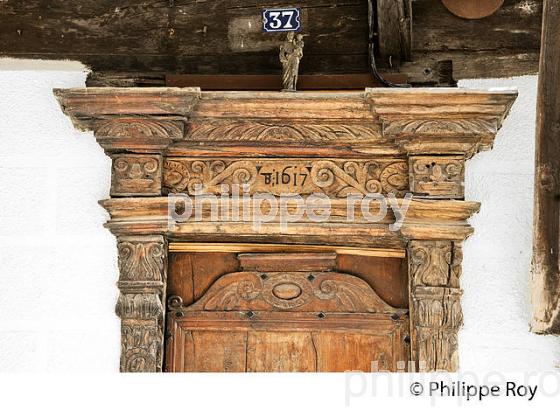 PORTE DE MAISON EN BOIS DE 1617, VILLE DE FOIX, ARIEGE. (09F00939.jpg)