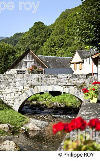 VILLAGE  DE SAINT LARY,  COUSERANS, ARIEGE. (09F01430.jpg)