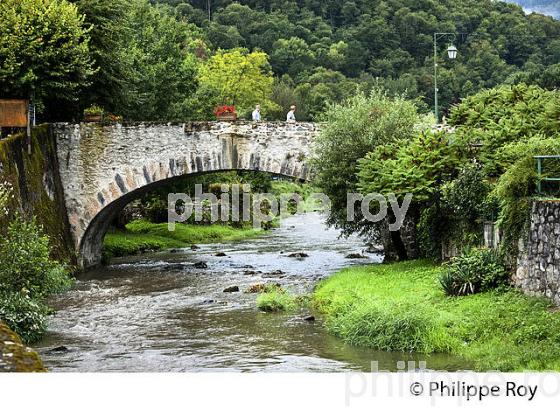 PONT SUR LA BOUIGANE,  VILLAGE  D' AUDRESSEIN,   VALLEE DE LA BELLONGUE,  COUSERANS, ARIEGE. (09F01506.jpg)