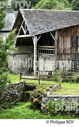 BATTEUSE HYDROLIQUE,  VILLAGE  D' AUDRESSEIN,   VALLEE DE LA BELLONGUE,  COUSERANS, ARIEGE. (09F01516.jpg)