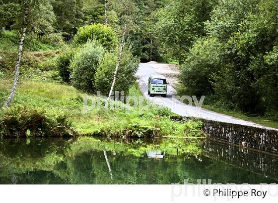 COMBI VW, VINTAGE, LAC DE BETHMALE,   COUSERANS, ARIEGE. (09F01639.jpg)