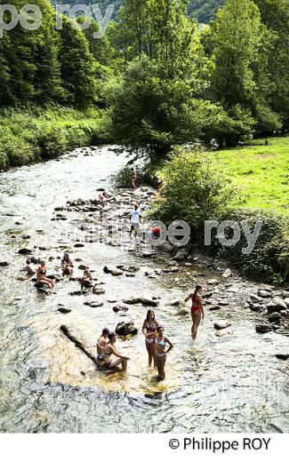 BAIGNADE, RIVIERE ALET,   VALLEE D' USTOU,   COUSERANS, ARIEGE. (09F01737.jpg)