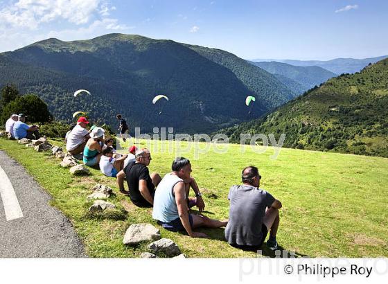 PARAPENTE AU  COL DE LERS, VALLEE DE L' ARAC, COUSERANS, ARIEGE. (09F01916.jpg)