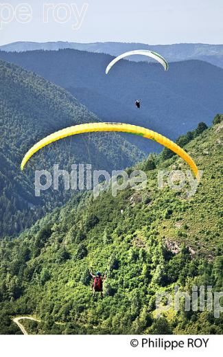 PARAPENTE AU  COL DE PORT  DE LERS, VALLEE DE L' ARAC, COUSERANS, ARIEGE. (09F01924.jpg)