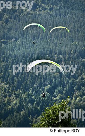 PARAPENTE AU  COL DE PORT  DE LERS, VALLEE DE L' ARAC, COUSERANS, ARIEGE. (09F01925.jpg)