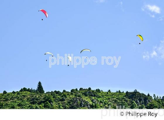 PARAPENTE AU  COL DE PORT  DE LERS, VALLEE DE L' ARAC, COUSERANS, ARIEGE. (09F01932.jpg)