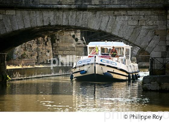 CANAL DE LA ROBINE, VILLE DE NARBONNE, AUDE, OCCITANIE. (11F00630.jpg)