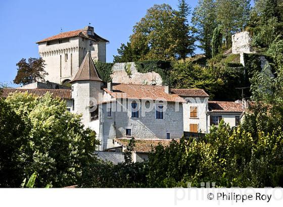 VILLAGE  FORTIFIE  DE  AUBETERRE SUR DRONNE,  VALLEE DE LA DRONNE,  CHARENTE. (16F00701.jpg)