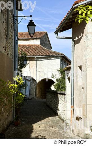 VILLAGE  FORTIFIE  DE  AUBETERRE SUR DRONNE,  VALLEE DE LA DRONNE,  CHARENTE. (16F00708.jpg)