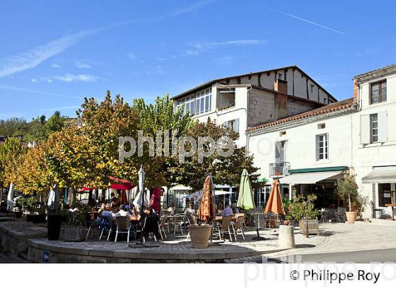 VILLAGE  FORTIFIE  DE  AUBETERRE SUR DRONNE,  VALLEE DE LA DRONNE,  CHARENTE. (16F00714.jpg)