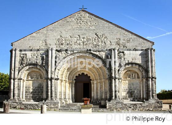 EGLISE ROMANE DE SAINT MARTIAL , VILLE  DE CHALAIS,  CHARENTE. (16F00913.jpg)