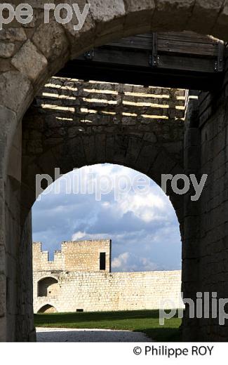 LE CHATEAU FORT DU VILLAGE  MEDIEVAL  DE VILLEBOIS-LAVALETTE,  CHARENTE. (16F01012.jpg)