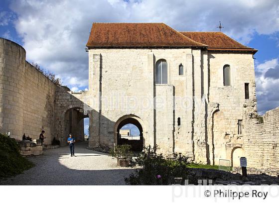 LE CHATEAU FORT DU VILLAGE  MEDIEVAL  DE VILLEBOIS-LAVALETTE,  CHARENTE. (16F01014.jpg)