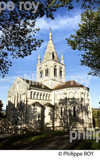 L' EGLISE ROMANE , VILLAGE  MEDIEVAL  DE VILLEBOIS-LAVALETTE,  CHARENTE. (16F01021.jpg)