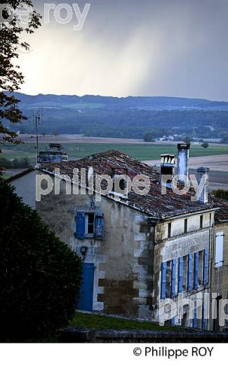 LE VILLAGE  MEDIEVAL  DE VILLEBOIS-LAVALETTE,  CHARENTE. (16F01023.jpg)