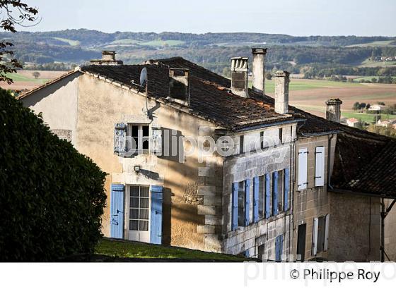 LE VILLAGE  MEDIEVAL  DE VILLEBOIS-LAVALETTE,  CHARENTE. (16F01029.jpg)