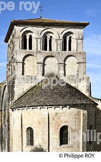 EGLISE ROMANE DU  VILLAGE MEDIEVAL  DE  DIGNAC, CHARENTE. (16F01121.jpg)