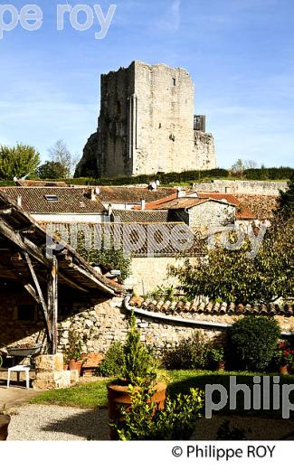 LE VILLAGE MEDIEVAL  DE  MARTHON, CHARENTE. (16F01205.jpg)