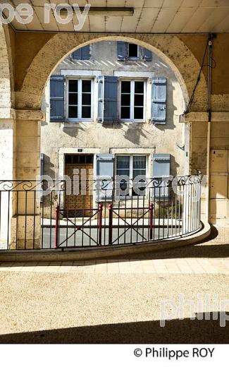 LE VILLAGE MEDIEVAL  DE  MARTHON, CHARENTE. (16F01219.jpg)