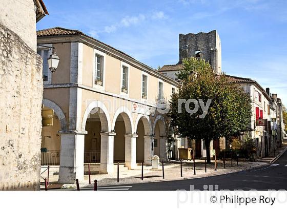 LE VILLAGE MEDIEVAL  DE  MARTHON, CHARENTE. (16F01222.jpg)