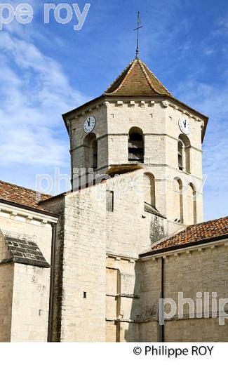 EGLISE SAINT PIERRE ET LE MARCHE MENSUEL DE ROUILLAC, CHARENTE . (16F01438.jpg)