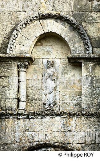 EGLISE ABBATIALE  DU  VILLAGE MEDIEVAL  DE  SAINT-AMAND-DE-BOIXE, CHARENTE. (16F01522.jpg)