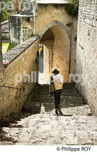 LE VILLAGE MEDIEVAL  DE  MONTIGNAC-CHARENTE, VALLEE DE LA CHARENTE . (16F01527.jpg)