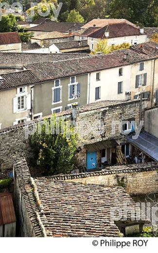 LE VILLAGE MEDIEVAL  DE  MONTIGNAC-CHARENTE, VALLEE DE LA CHARENTE . (16F01529.jpg)