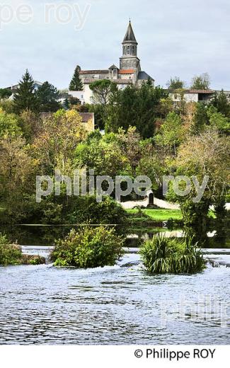 LA CHARENTE ET LE   VILLAGE DE  SAINT SMIEUX,  VALLEE DE LA CHARENTE,   CHARENTE. (16F01610.jpg)