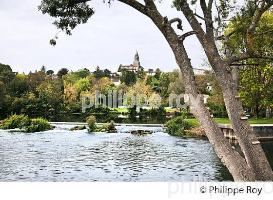 LA CHARENTE ET LE   VILLAGE DE  SAINT SMIEUX,  VALLEE DE LA CHARENTE,   CHARENTE. (16F01611.jpg)