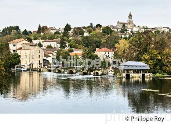 LA CHARENTE ET LE   VILLAGE DE  SAINT SMIEUX,  VALLEE DE LA CHARENTE,   CHARENTE. (16F01612.jpg)