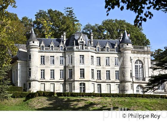 LE CHATEAU DE LA MERCERIE, VILLAGE DE MAGNAC-LAVALETTE-VILLARS,  ANGOUMOIS, CHARENTE. (16F01820.jpg)