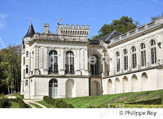 LE CHATEAU DE LA MERCERIE, VILLAGE DE MAGNAC-LAVALETTE-VILLARS,  ANGOUMOIS, CHARENTE. (16F01824.jpg)