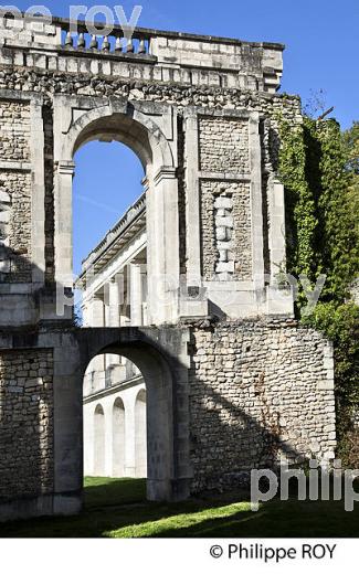 LE CHATEAU DE LA MERCERIE, VILLAGE DE MAGNAC-LAVALETTE-VILLARS,  ANGOUMOIS, CHARENTE. (16F01905.jpg)