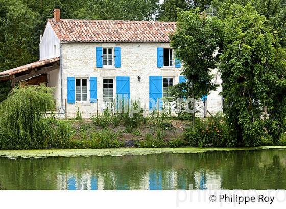 MAISON TRADITIONNELLE, SEVRE NIORTAISE, MARAIS POITEVIN, CHARENTE-MARITIME. (17F07212.jpg)