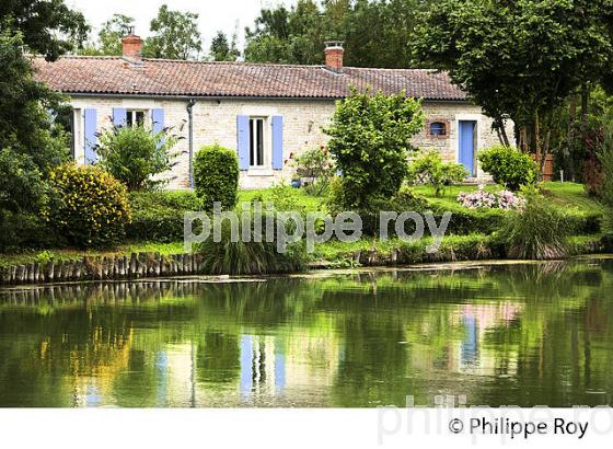 MAISON TRADITIONNELLE, SEVRE NIORTAISE, MARAIS POITEVIN, CHARENTE-MARITIME. (17F07213.jpg)