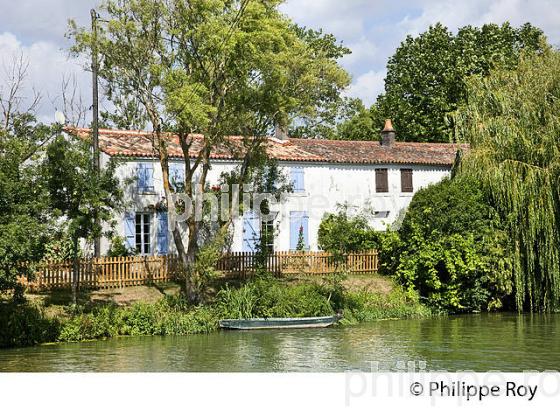MAISON TRADITIONNELLE, SEVRE NIORTAISE, MARAIS POITEVIN, CHARENTE-MARITIME. (17F07235.jpg)