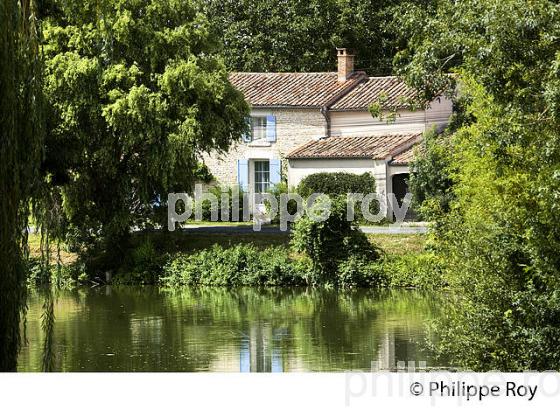 MAISON TRADITIONNELLE, SEVRE NIORTAISE, LA MARAIS POITEVIN, CHARENTE-MARITIME. (17F07313.jpg)